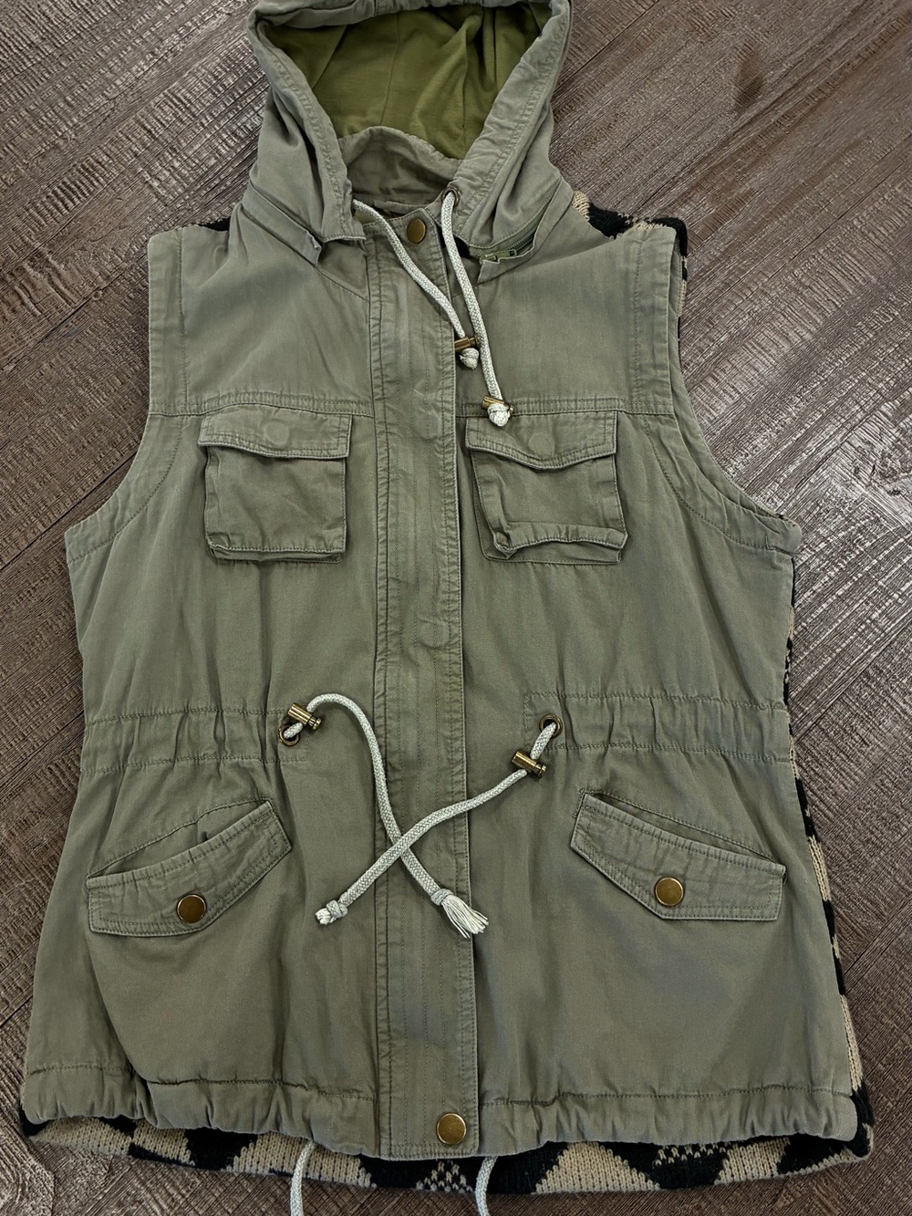 Fashioning a Olive Hooded sleeveless Utility Vest - Women size large